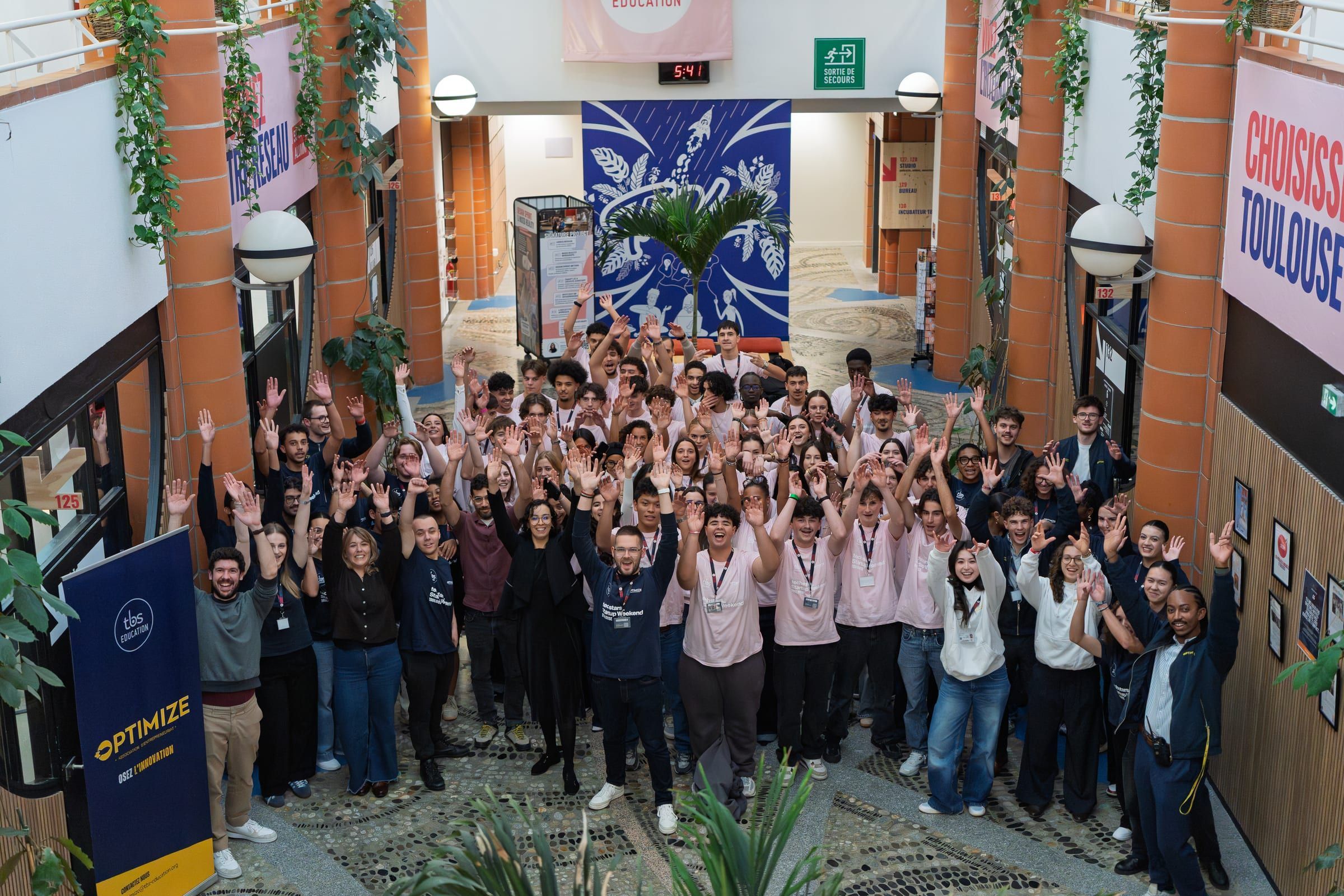 Les participants du Startup Weekend réunis dans le hall de TBS Education