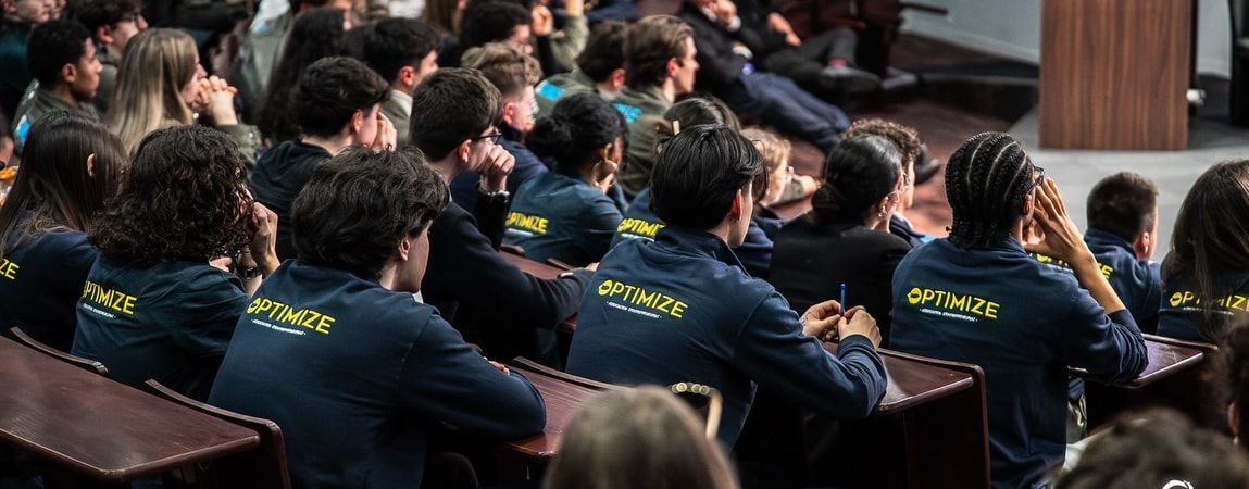 Les membres d’Optimize suivent un Opti’Talk depuis les rangs de l’amphithéâtre