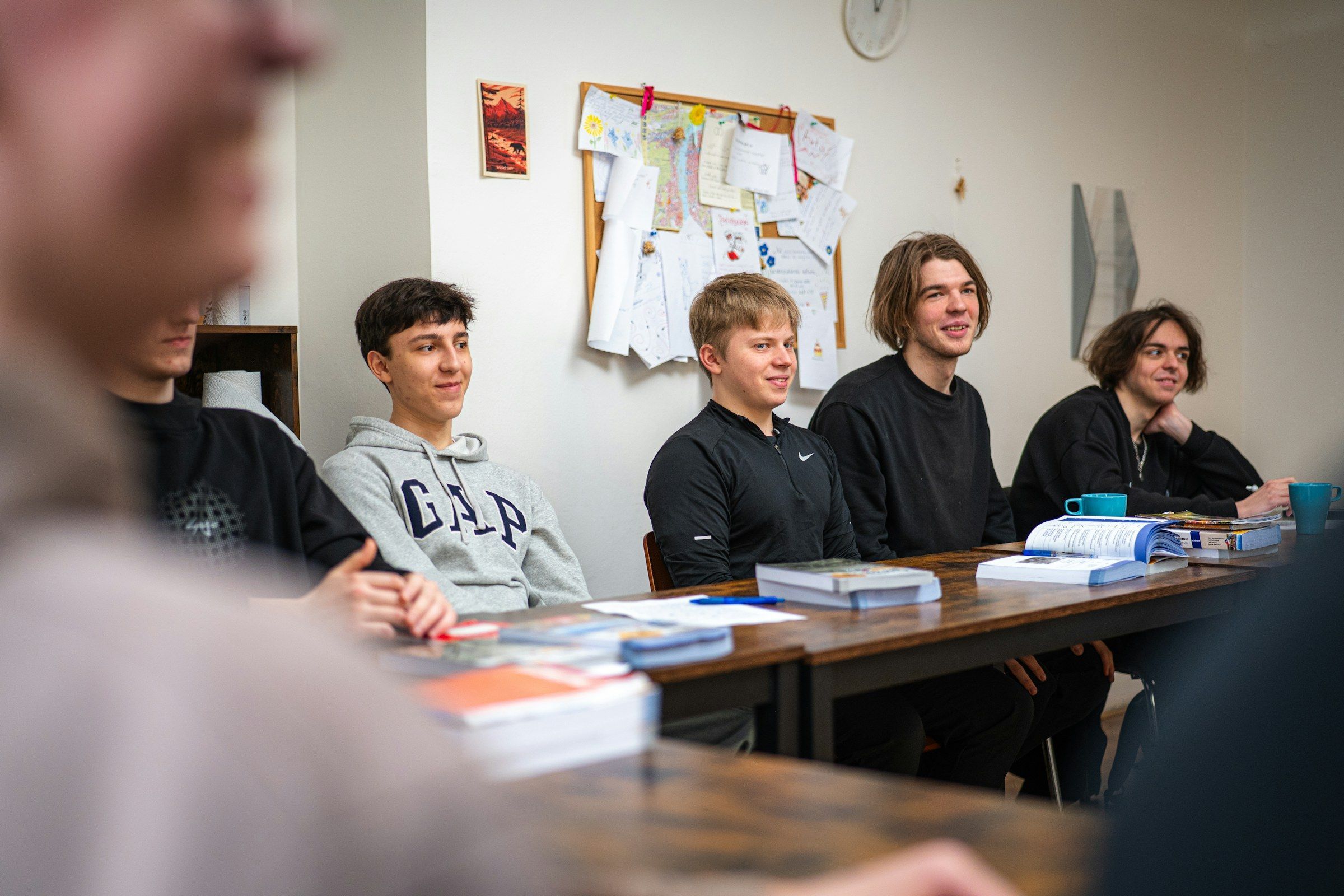 Des lycéens en classe écoutent un intervenant